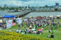 И за мостом &ndash; праздничные подворья.&nbsp;Фото Олега МАЛЬЦЕВА