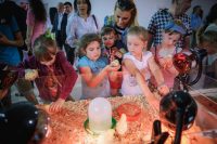 На выставке интересно не только взрослым, но и детям &ndash; где еще городскому ребенку можно увидеть цыплят и узнать, что булки не растут на деревьях.&nbsp;Фото Максима ВАСИЛЬЕВА