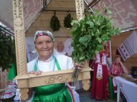 Бабушка Вера учила вязать веники.&nbsp;Фото автора