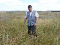 Владимир Иванов на заброшенном поле размышляет, как быть с незадачливым инвестором&hellip;&nbsp;Фото автора