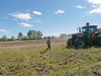 Против мощной техники целина не устоит.&nbsp;Фото автора